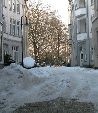 Mozartstraße nach drei Wochen Winter, angeblich 3 Reinigungen wöchentlich, Streustufe 2